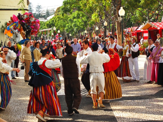 Weihnachtsfolklore in Funchal | Waldspaziergang.org